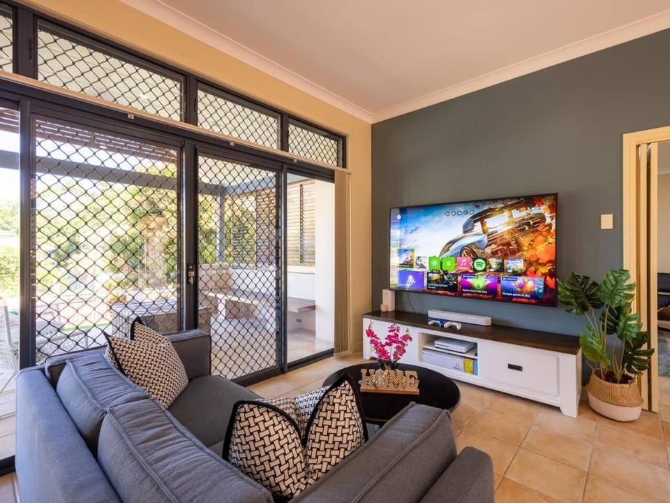 Bauhaus Design 5 Bedrooms Home at Carindale House in Carindale