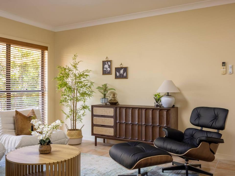 Bauhaus Design 5 Bedrooms Home at Carindale House in Carindale