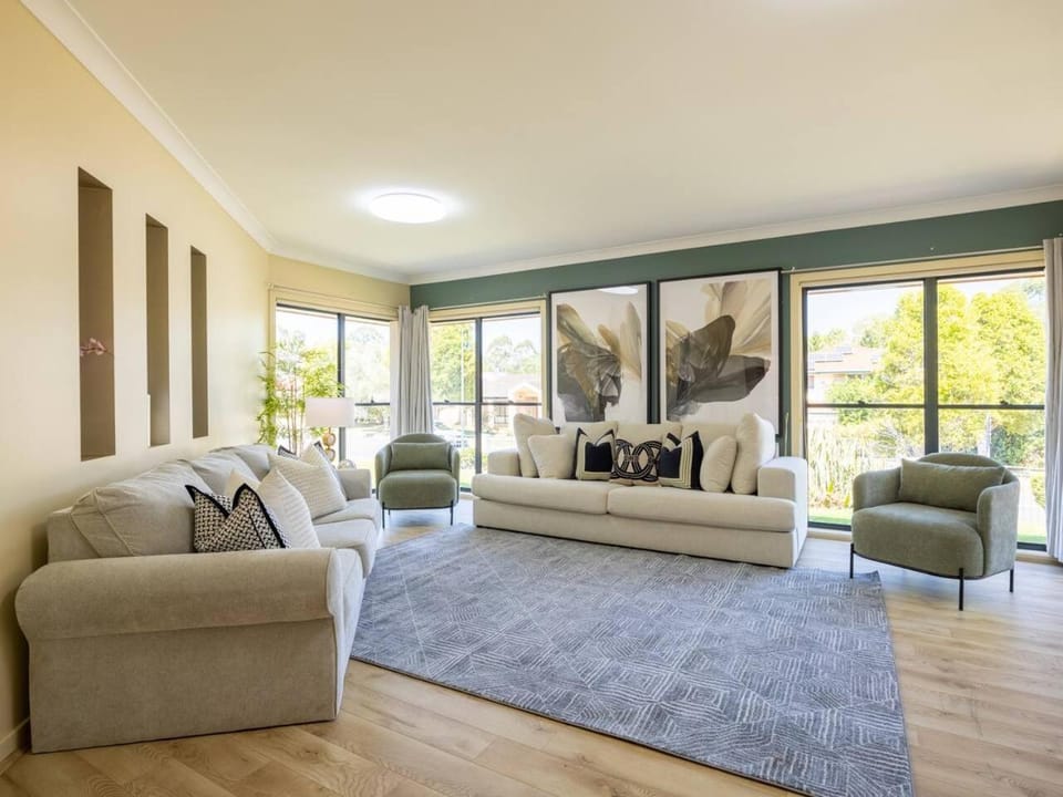 Bauhaus Design 5 Bedrooms Home at Carindale House in Carindale