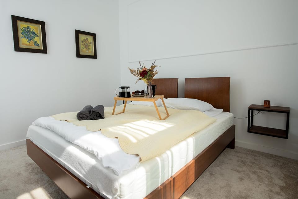 Bed, Bedroom, towels
