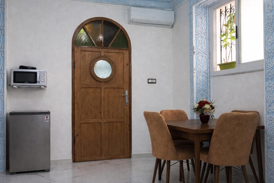 Dining area, microwave, minibar, air conditioner
