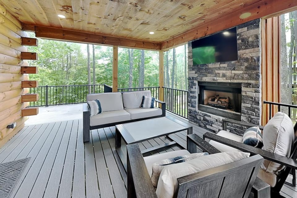 Patio, Natural landscape, TV and multimedia, Balcony/Terrace, Seating area, Garden view, fireplace, furniture