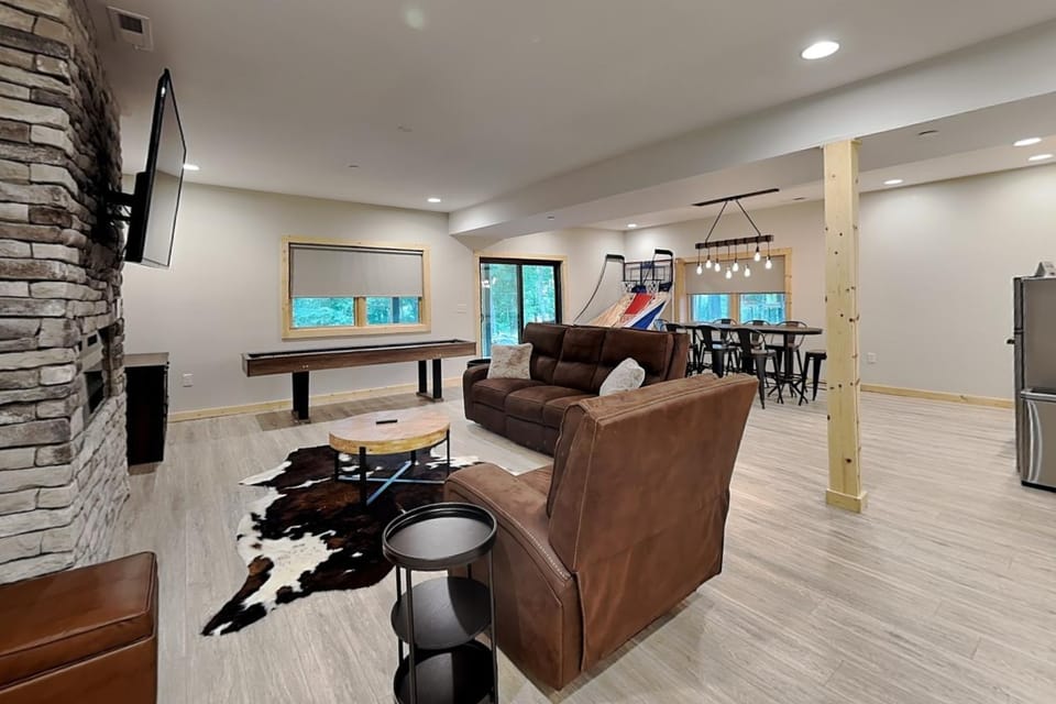 Communal lounge/ TV room, Game Room, TV and multimedia, Living room, Seating area, Dining area, furniture