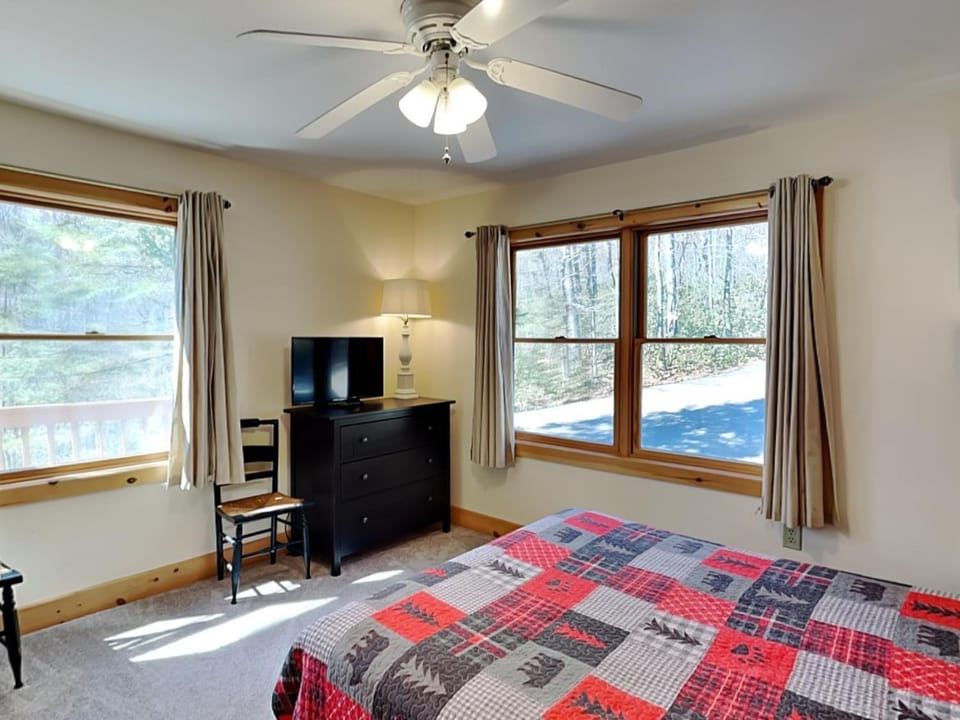 Waves, Waffles & WIFI House in Deep Creek Lake