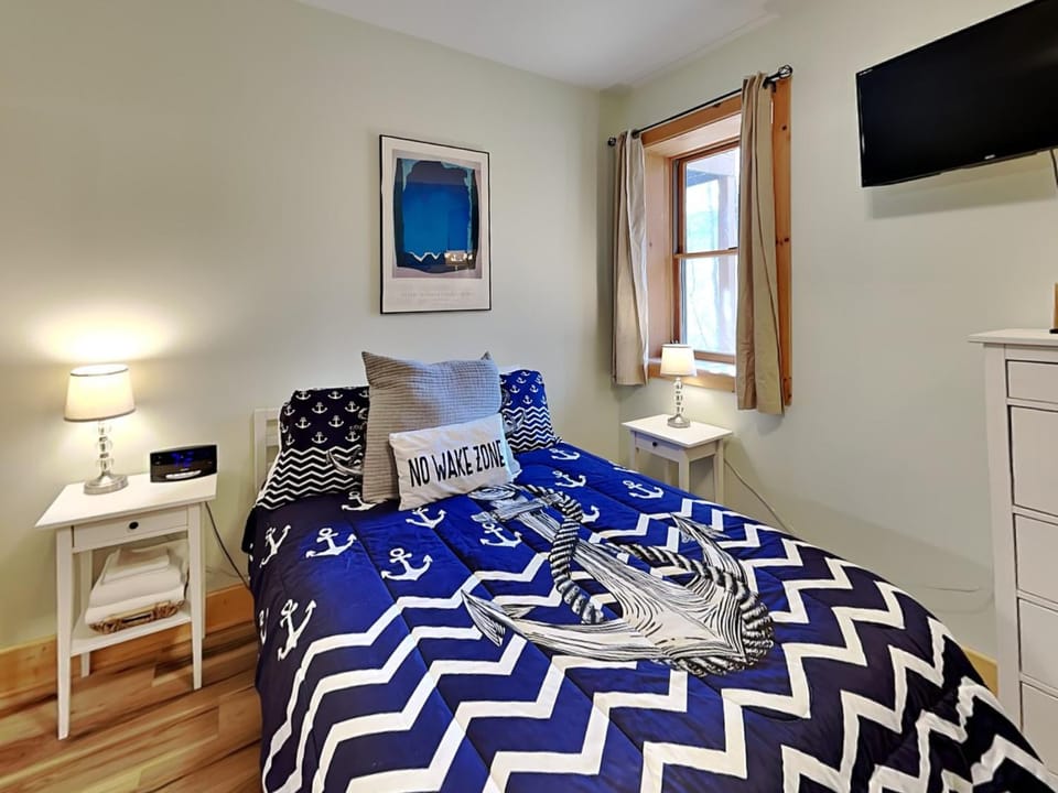 Waves, Waffles & WIFI House in Deep Creek Lake