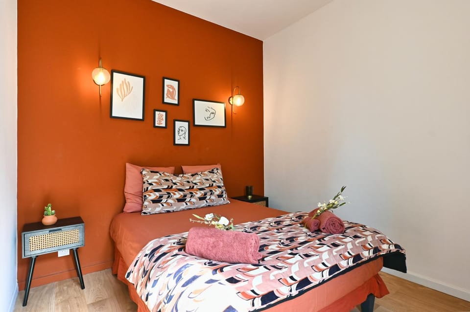Bed, Photo of the whole room, towels