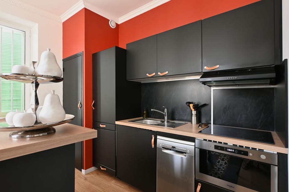 Coffee/tea facilities, Kitchen or kitchenette, dishwasher, oven, stove, toaster