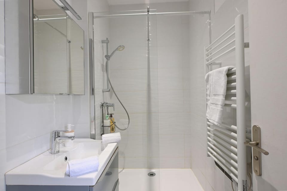 Shower, Bathroom, towels