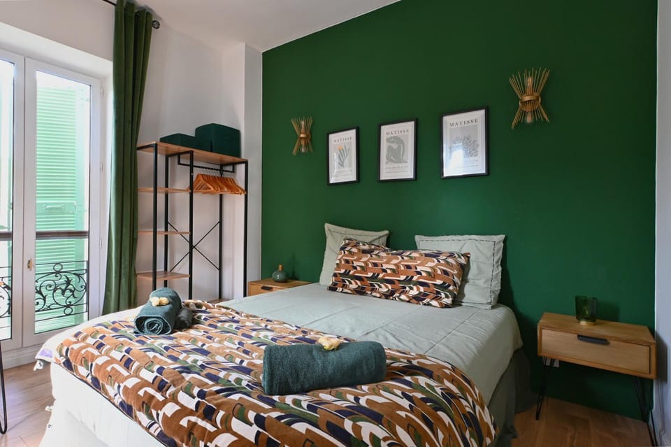 Bed, Photo of the whole room, towels