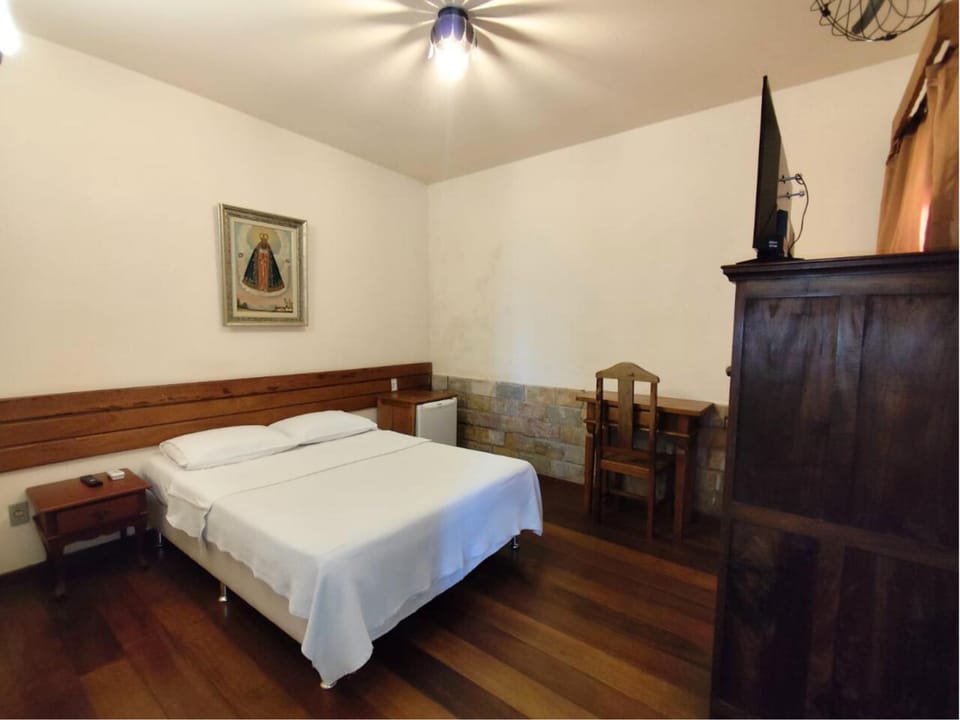 Bed, TV and multimedia, Photo of the whole room, Bedroom, furniture, minibar