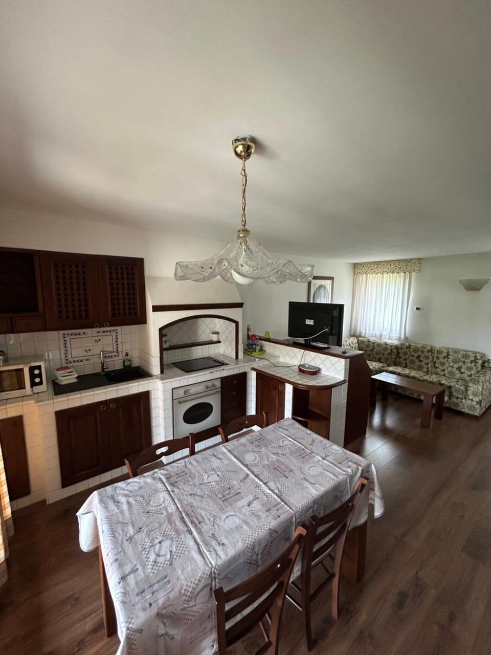 Kitchen or kitchenette, Living room, Seating area, Dining area, oven, stove