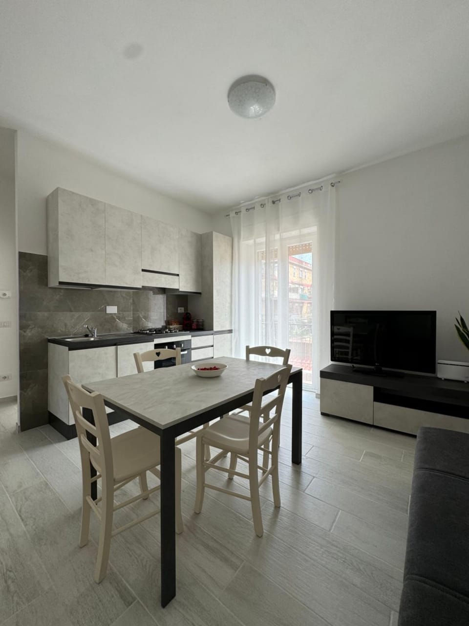 TV and multimedia, Kitchen or kitchenette, Living room, Seating area, Dining area