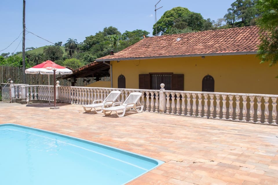 Piscina, churrasco, fogão a lenha a uma hora de BH House in State of Minas Gerais, Brazil