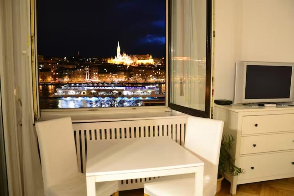 Night, TV and multimedia, View (from property/room), Balcony/Terrace, Evening entertainment, City view