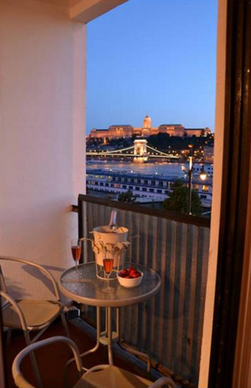 View (from property/room), Balcony/Terrace, City view, Landmark view, Mountain view, River view, Street view, Inner courtyard view