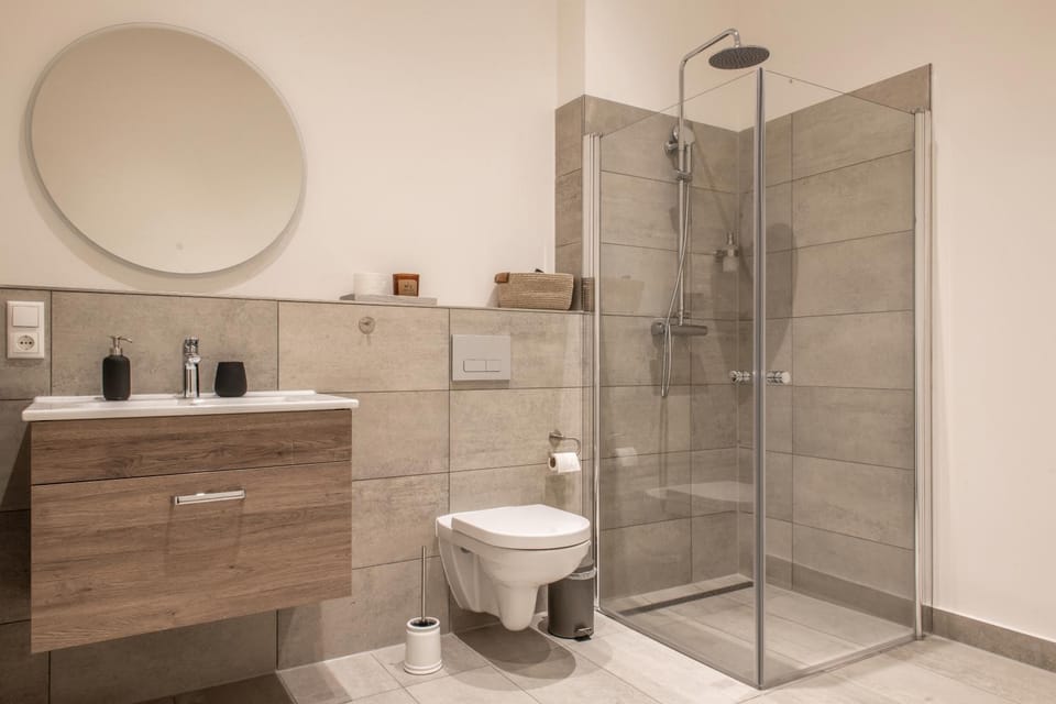 Shower, Toilet, towels