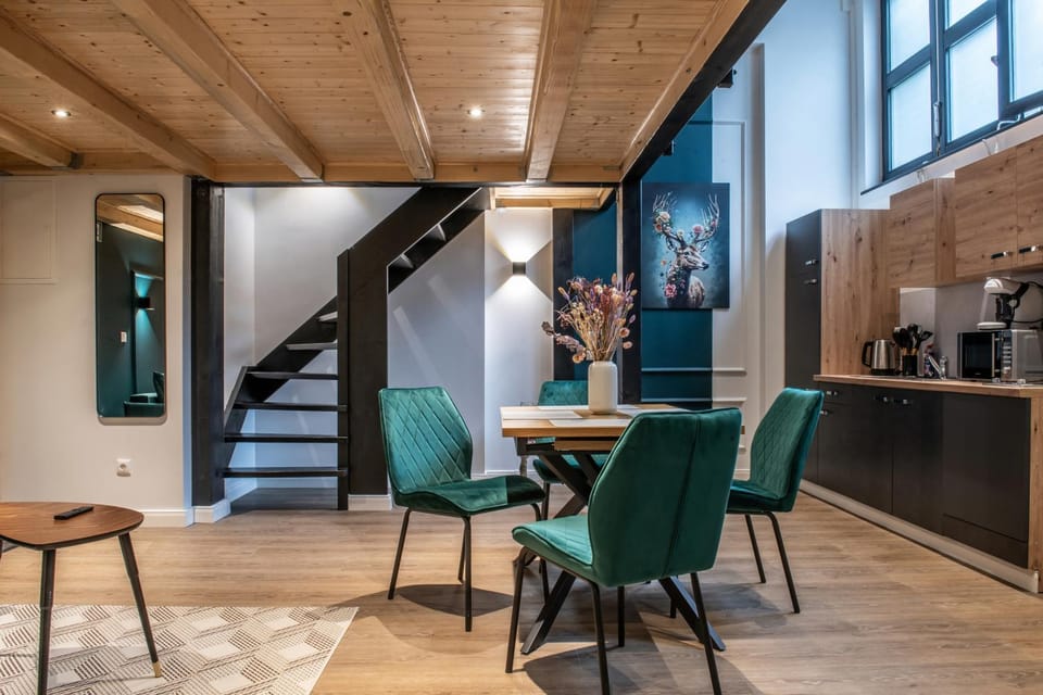 Coffee/tea facilities, Kitchen or kitchenette, Living room, Seating area, Dining area