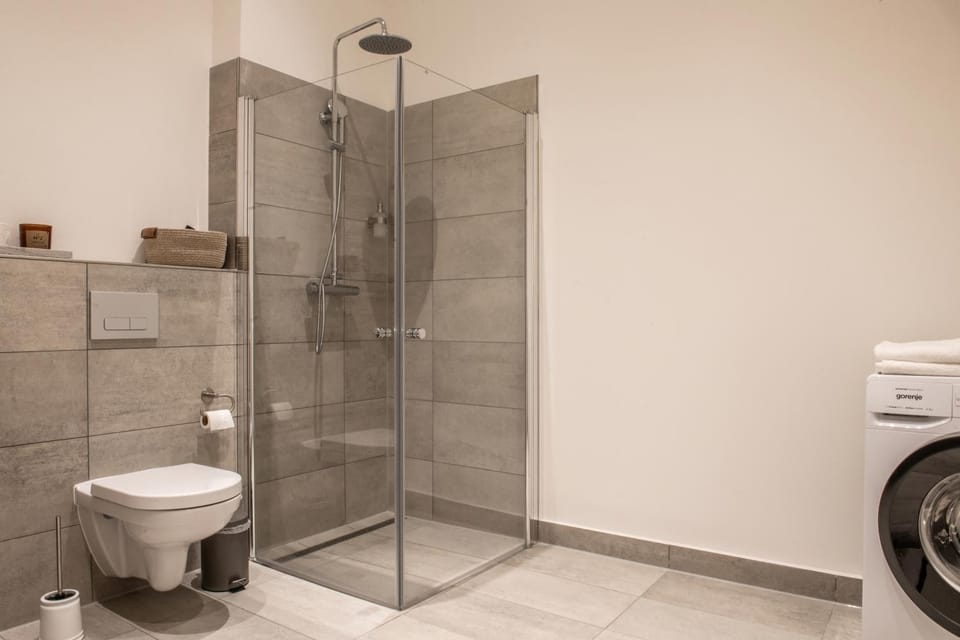 Shower, Toilet, towels