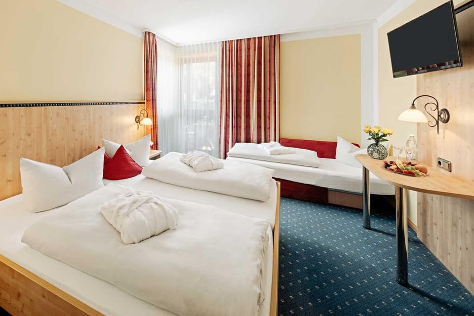 Bed, TV and multimedia, Photo of the whole room, Bedroom, hair dresser