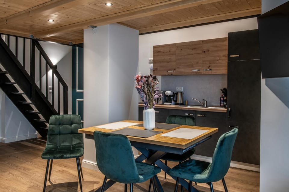 Kitchen or kitchenette, Living room, Seating area, Dining area