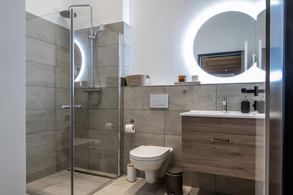 Shower, Toilet, towels