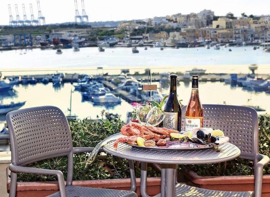 Seagull Penthouse Marsaxlokk Apartment in Malta