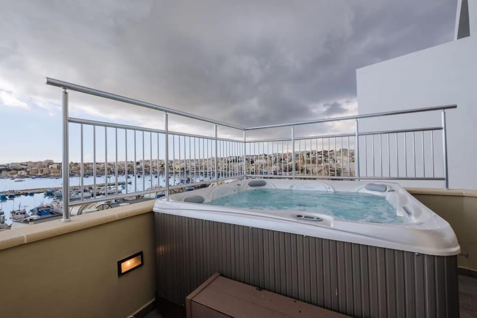 Seagull Penthouse Marsaxlokk Apartment in Malta