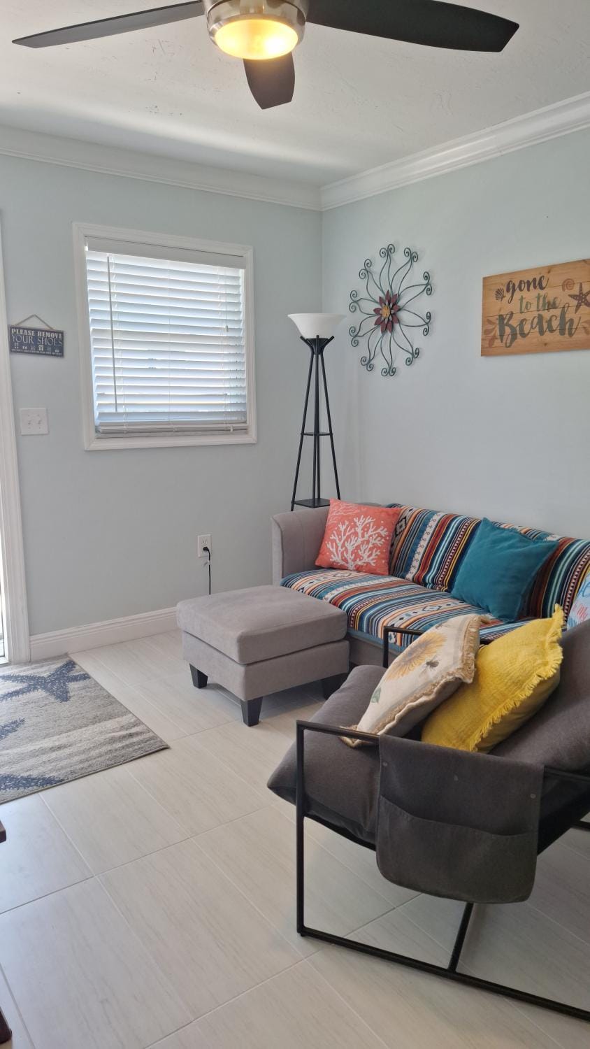 Near Beach Walk and Bike everywhere FENCED BACKYARD Apartment in Naples Park