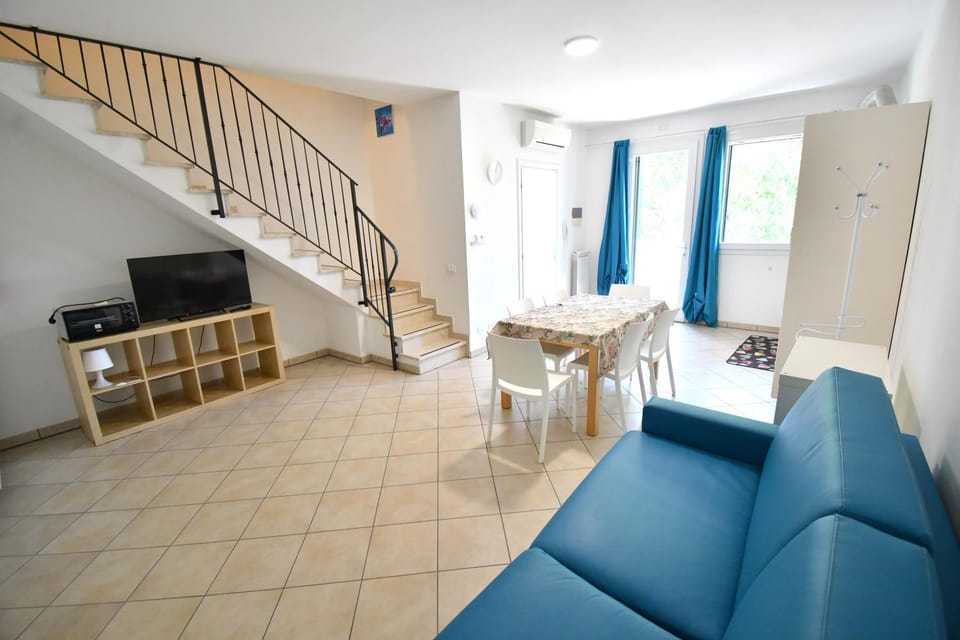 TV and multimedia, Living room, Seating area, Dining area