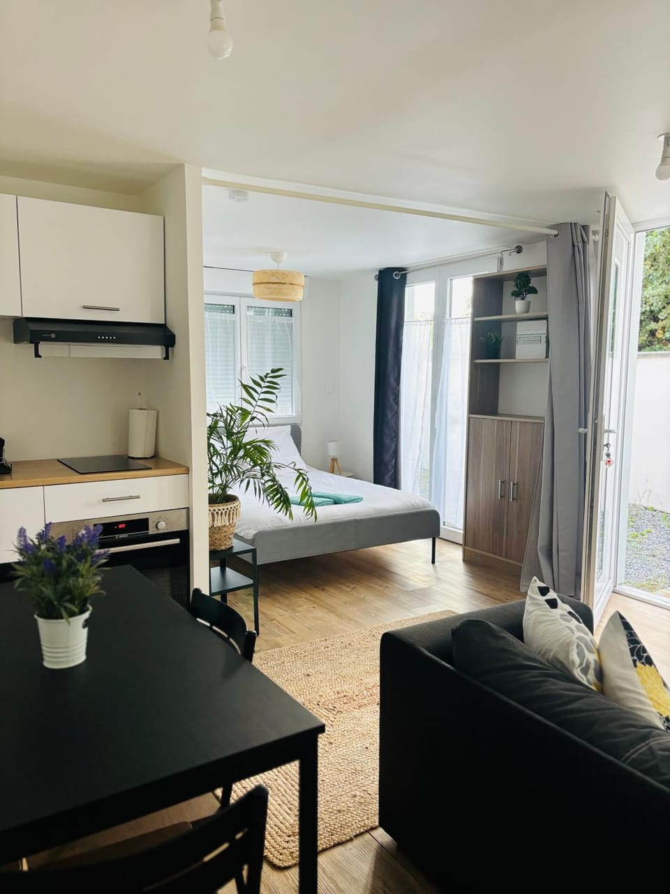 Studio calme avec cour privative Parking Jacuzzi option Apartment in Mérignac