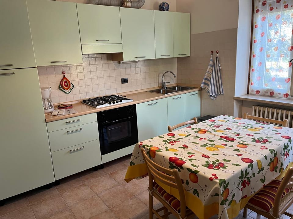 Kitchen or kitchenette, Dining area, oven, stove