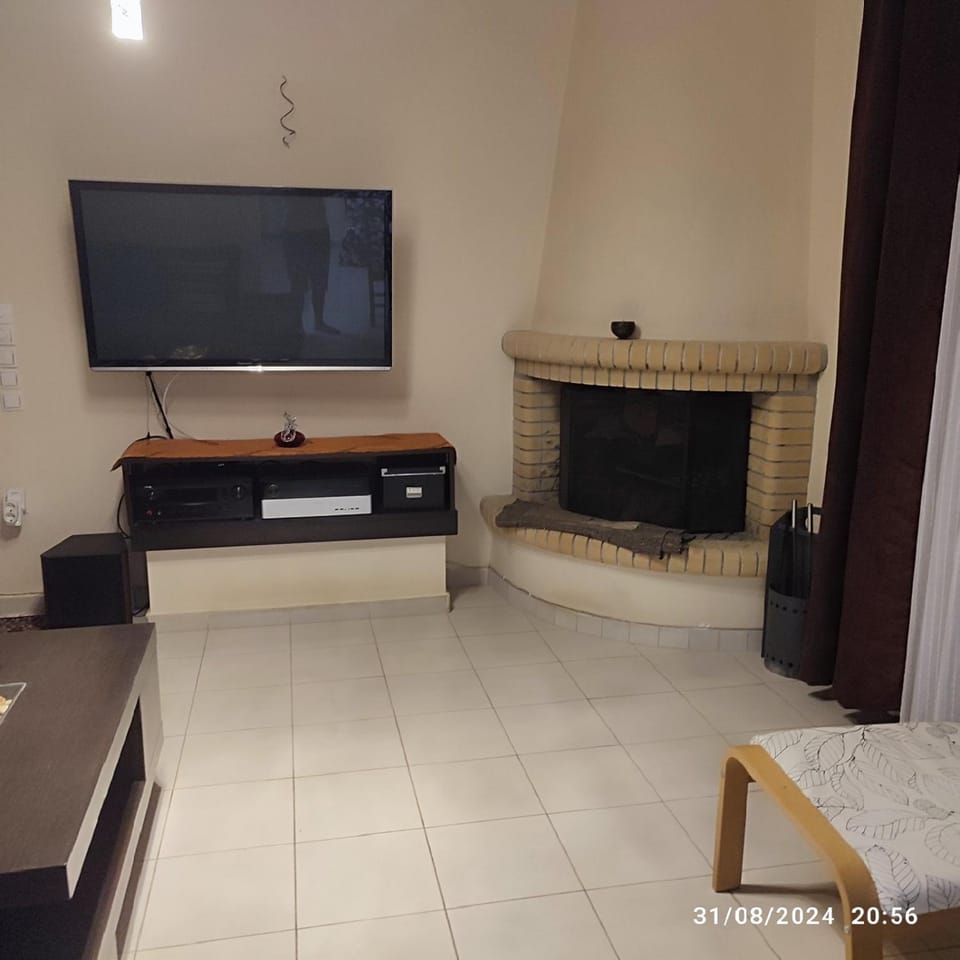 Communal lounge/ TV room, TV and multimedia, Living room, Seating area, Evening entertainment