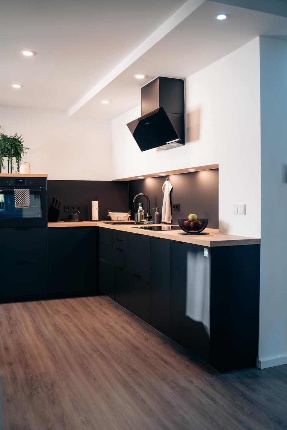Coffee/tea facilities, Kitchen or kitchenette, dishwasher, oven, stove