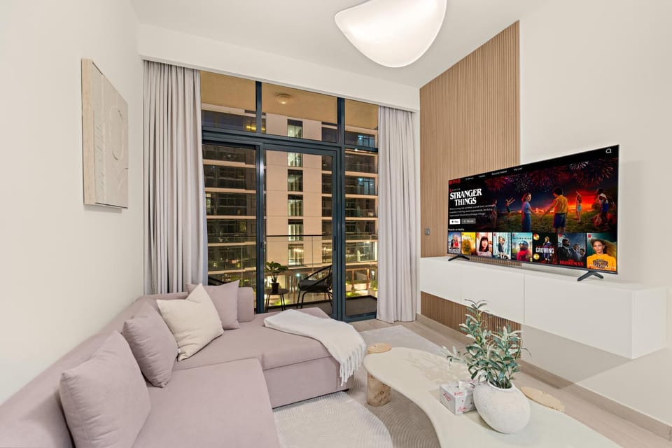 TV and multimedia, Living room, Evening entertainment