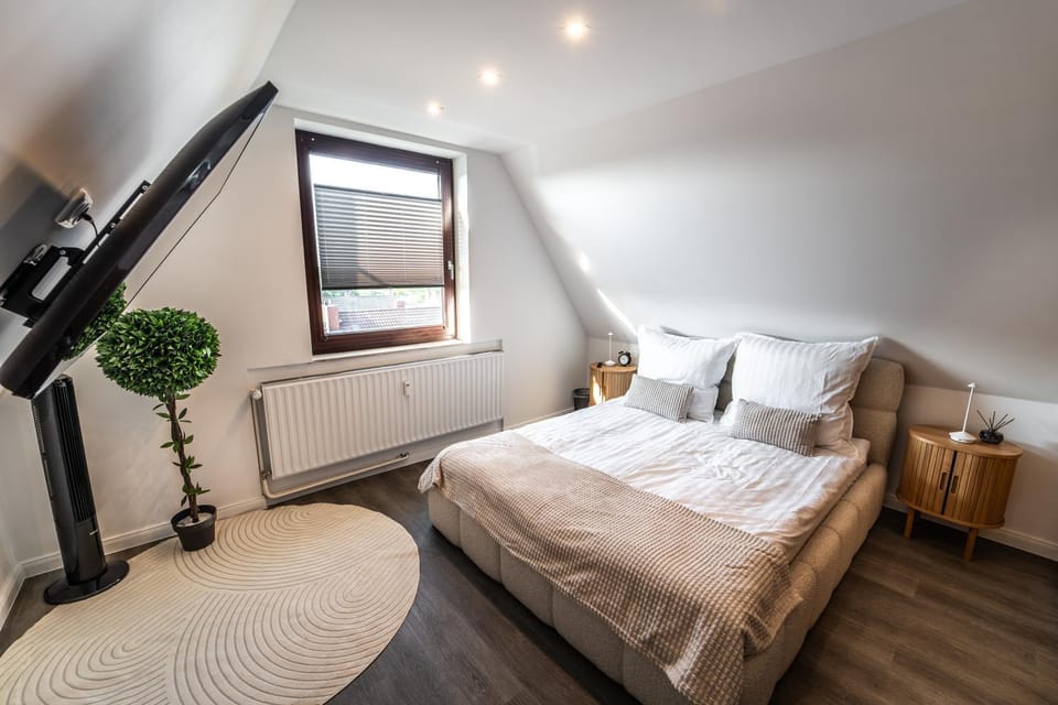 Bed, TV and multimedia, Photo of the whole room, Bedroom