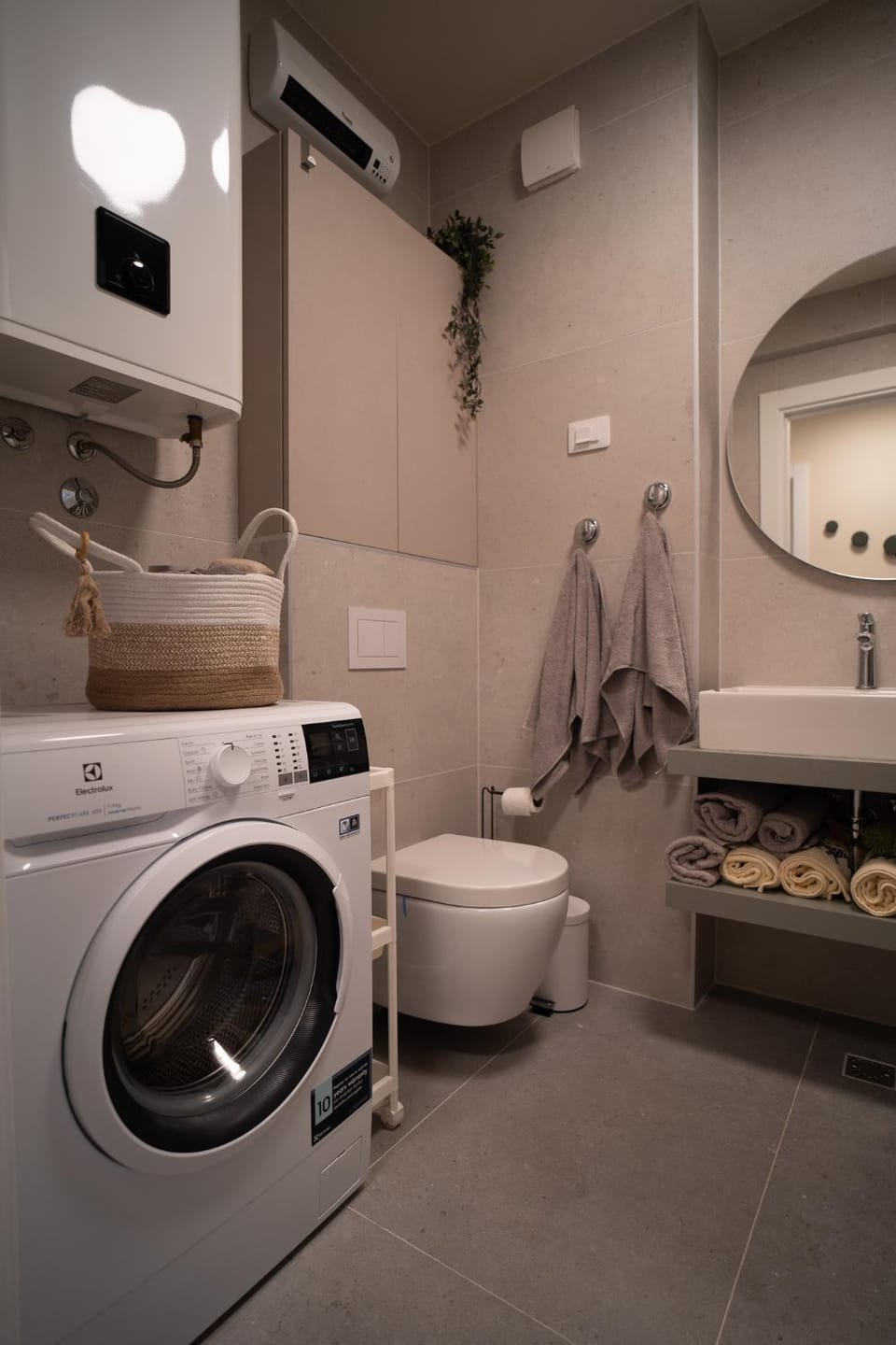 Shower, Bathroom, towels, washing machine