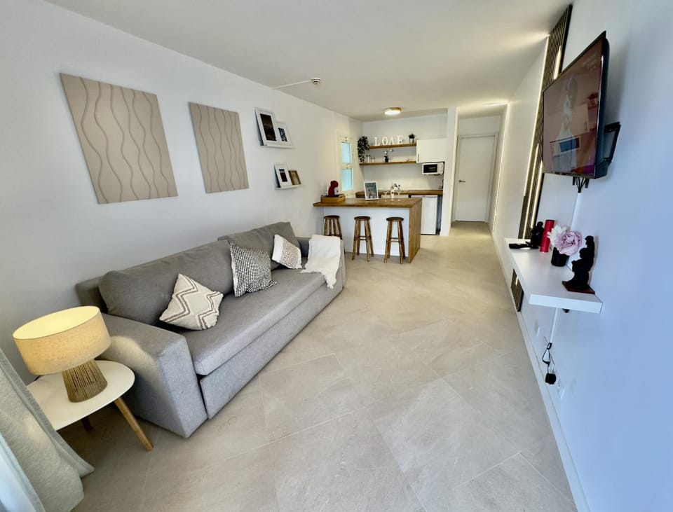 TV and multimedia, Kitchen or kitchenette, Living room, Seating area, oven, stove, toaster