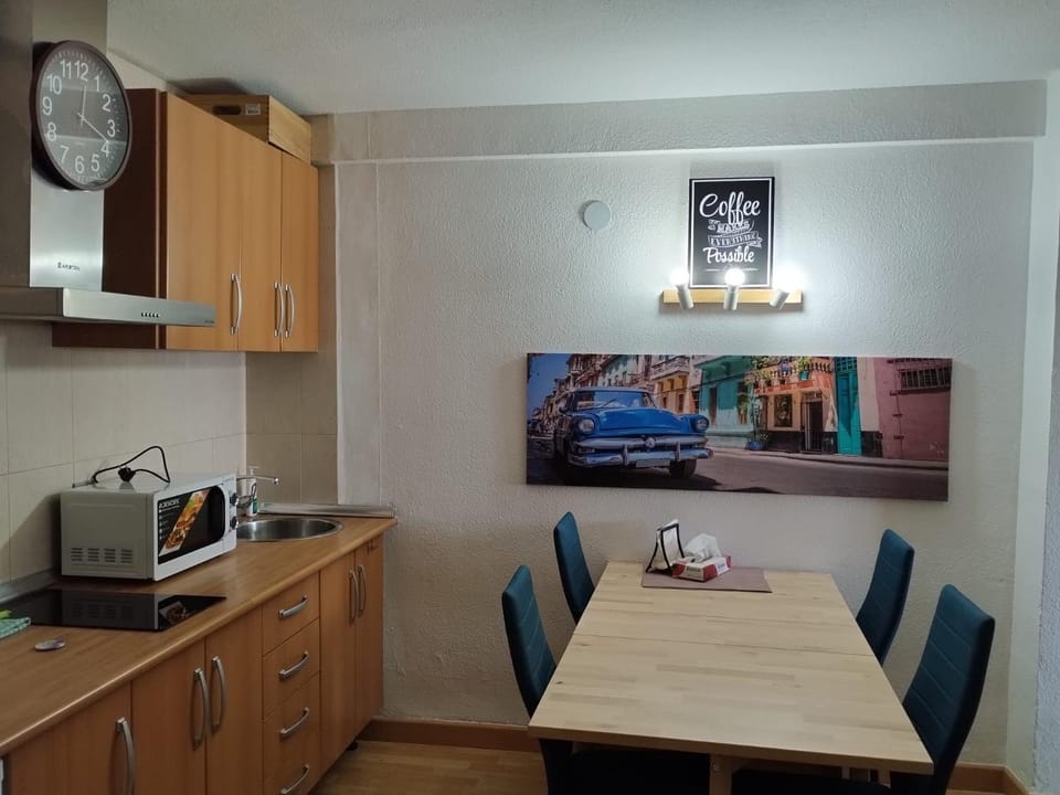 Kitchen or kitchenette, Dining area