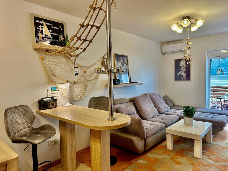 Living room, Seating area, Dining area, air conditioner