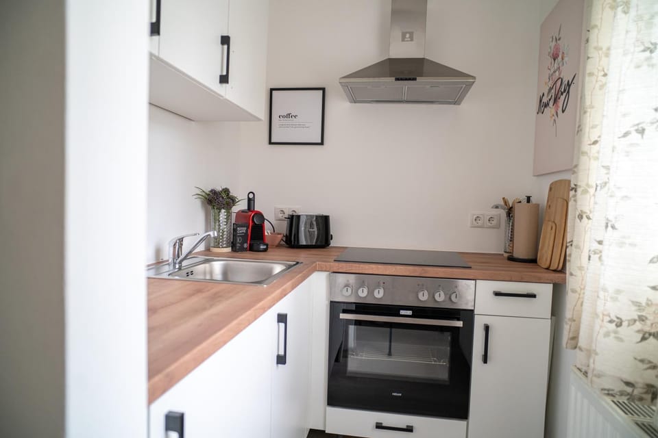 Coffee/tea facilities, oven, kitchen