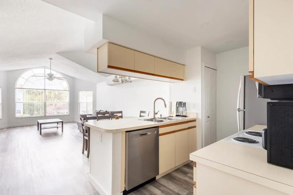 Kitchen or kitchenette, dishwasher, stove