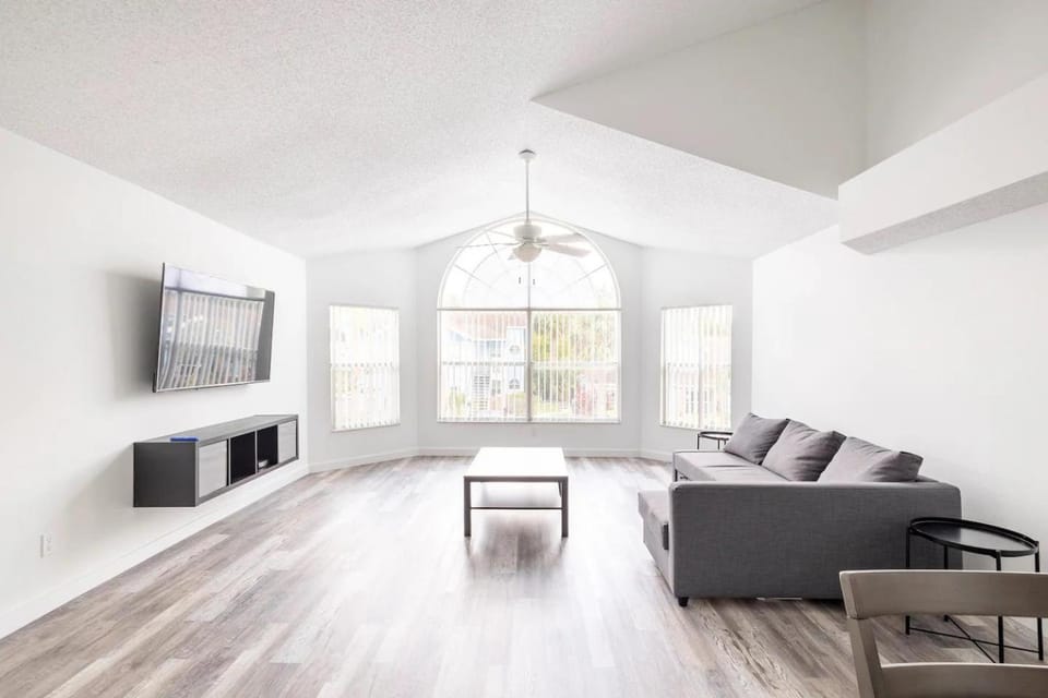TV and multimedia, Living room, Seating area, Evening entertainment