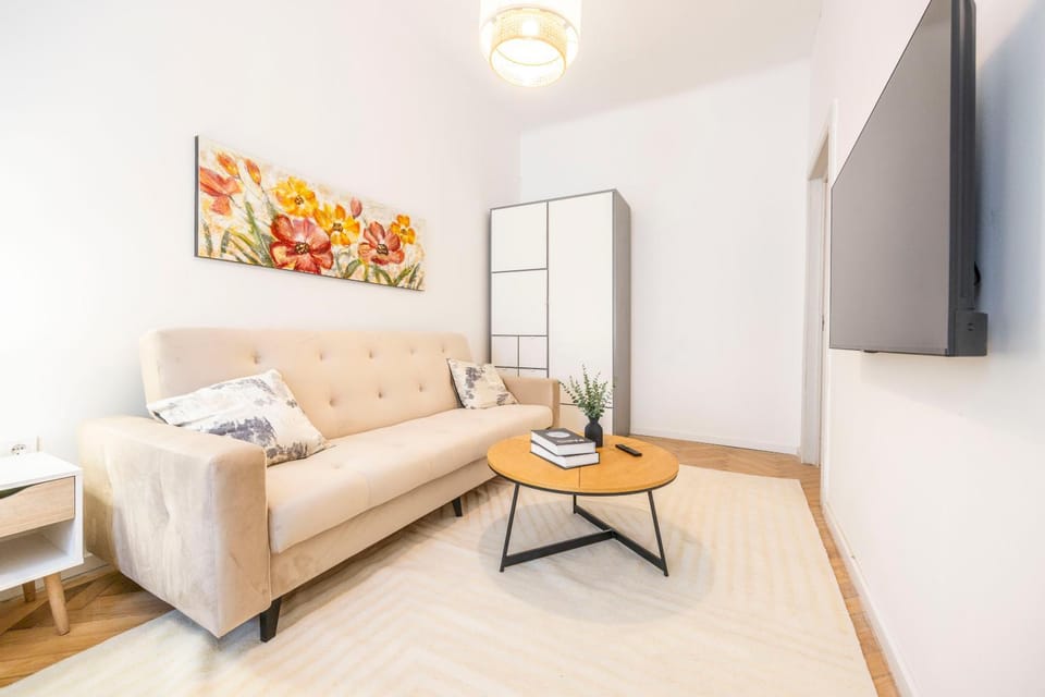 Bed, TV and multimedia, Photo of the whole room, Seating area, Bedroom