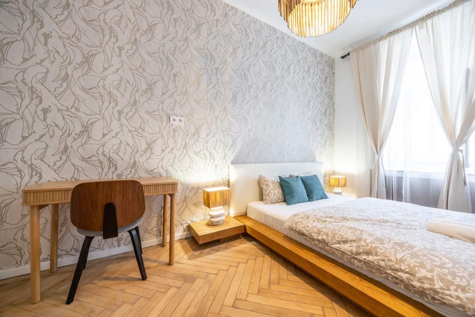 Bed, Photo of the whole room, Seating area, Bedroom