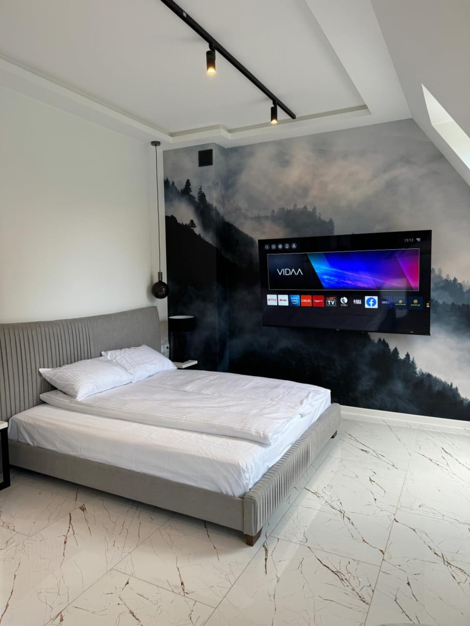 Bed, TV and multimedia, Photo of the whole room, Bedroom