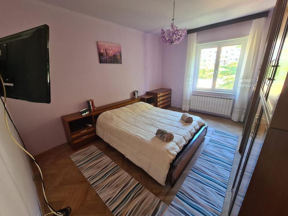 Bed, TV and multimedia, Photo of the whole room, Bedroom, wardrobe