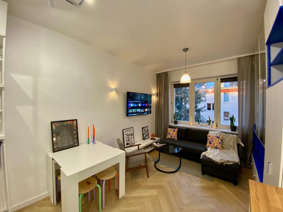 TV and multimedia, Living room, Seating area, Bedroom, Entertainment, air conditioner