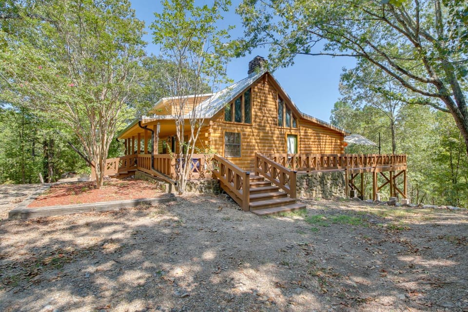 Hot Springs Cabin w/ Deck + Mountain Views! Cabin in Garland County