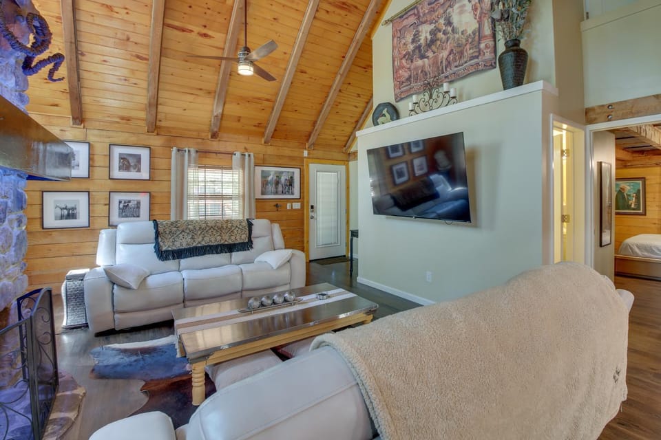 Hot Springs Cabin w/ Deck + Mountain Views! Cabin in Garland County