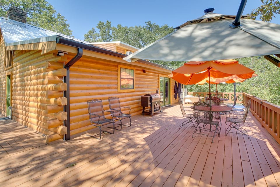 Hot Springs Cabin w/ Deck + Mountain Views! Cabin in Garland County